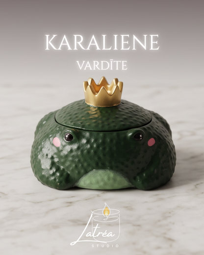 Latrea Studio zaļa vardes formas svece ar zeltainu kronīti