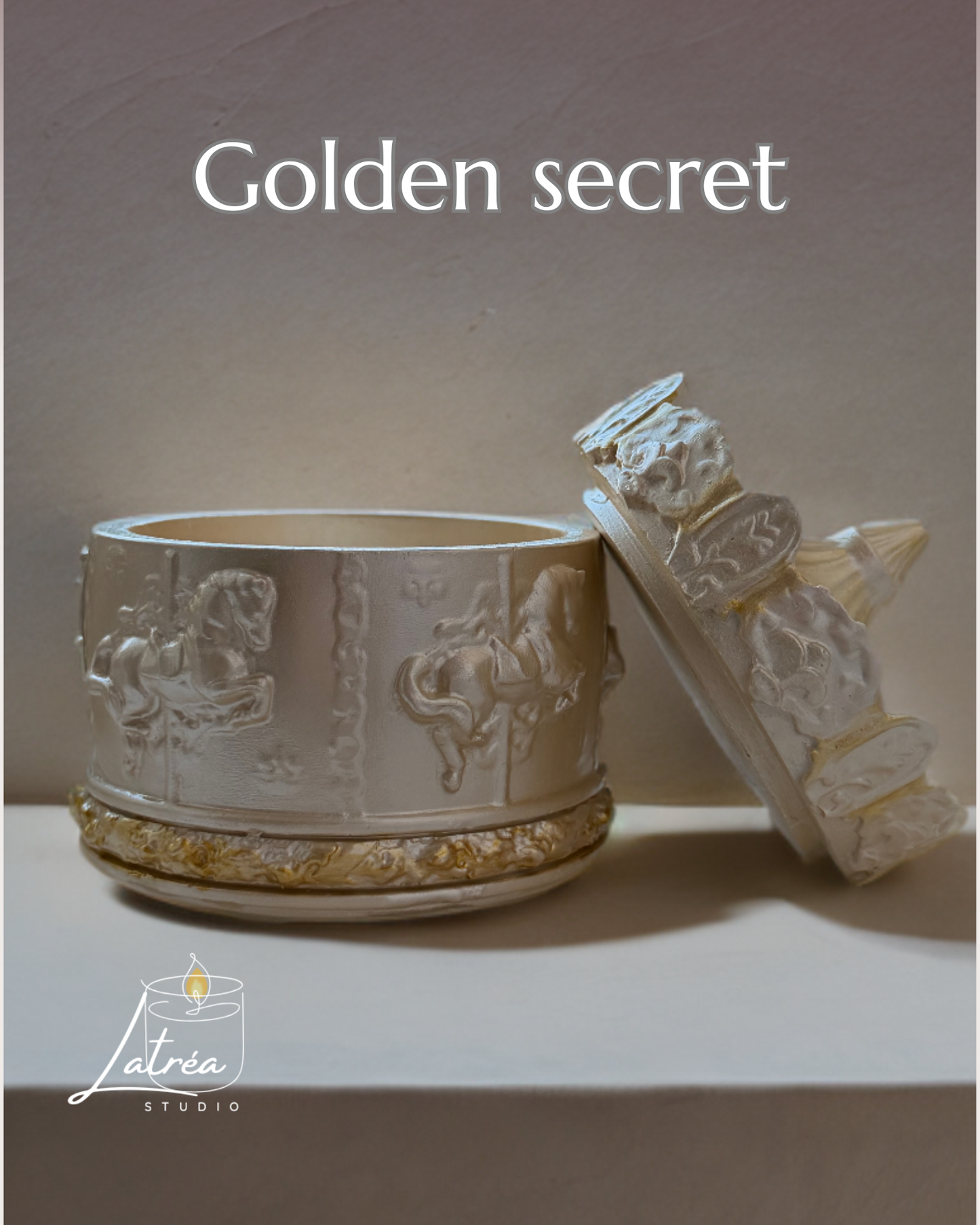 "GOLDEN SECRET" sojas vaska svece ar personalizētā pārsteiguma iespēju