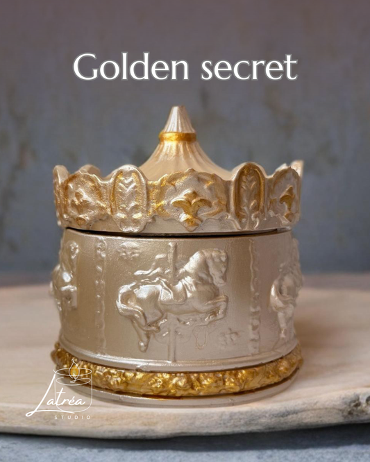"GOLDEN SECRET" sojas vaska svece ar personalizētā pārsteiguma iespēju